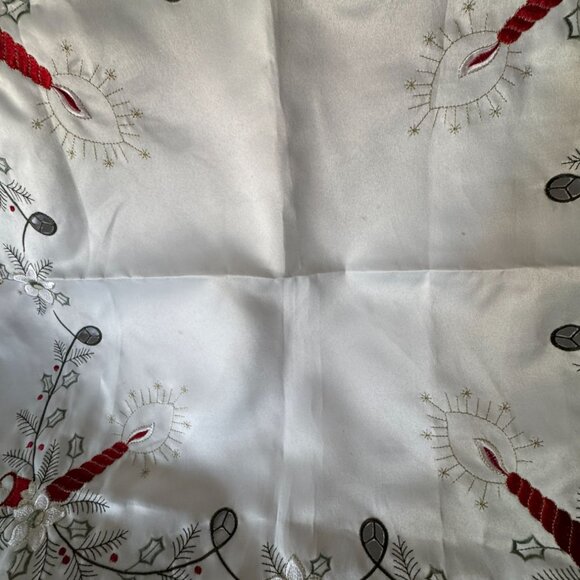 Christmas Tablecloth 32 x 32" New Card Table Size - Picture 3 of 5